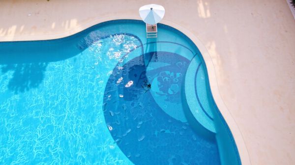 Découvrez les panneaux muraux, alliés esthétique et sécurité dans les aquatiques