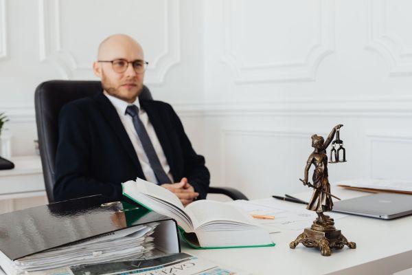Les étapes clés pour choisir un avocat après un accident de la route
